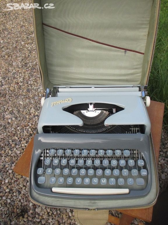 Nabízím starý psací stroj Consul. Je funkční.