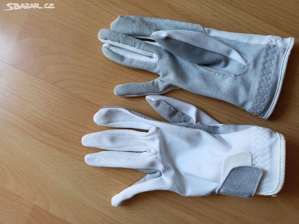 Závodní bílé rukavice