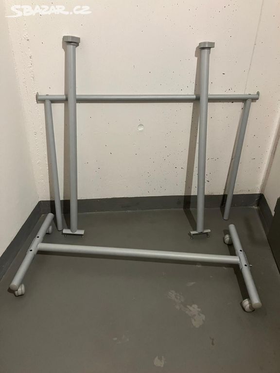 Šatní stojan IKEA na kolečkách
