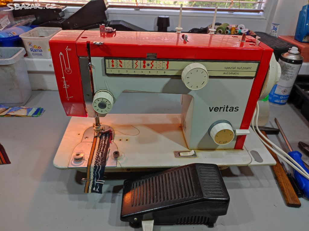 Čerstvě seřízený litinový šicí stroj Veritas