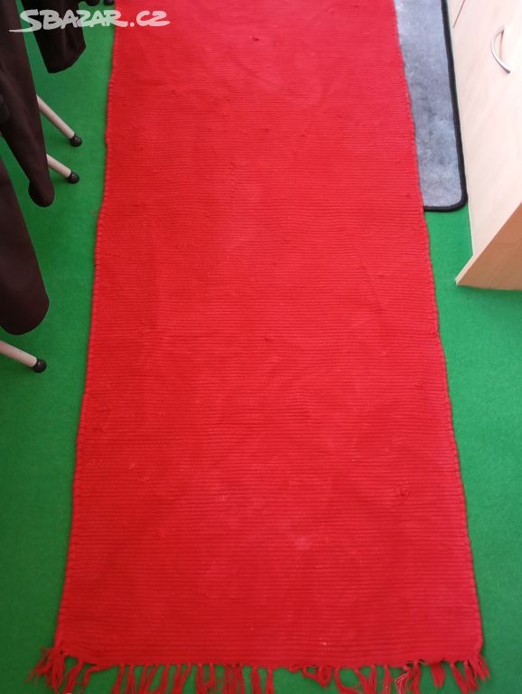 červený bavlněný koberec 250x75cm+8cm třásně