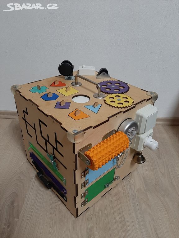 Montessori hrací a edukační kostka Busyboard
