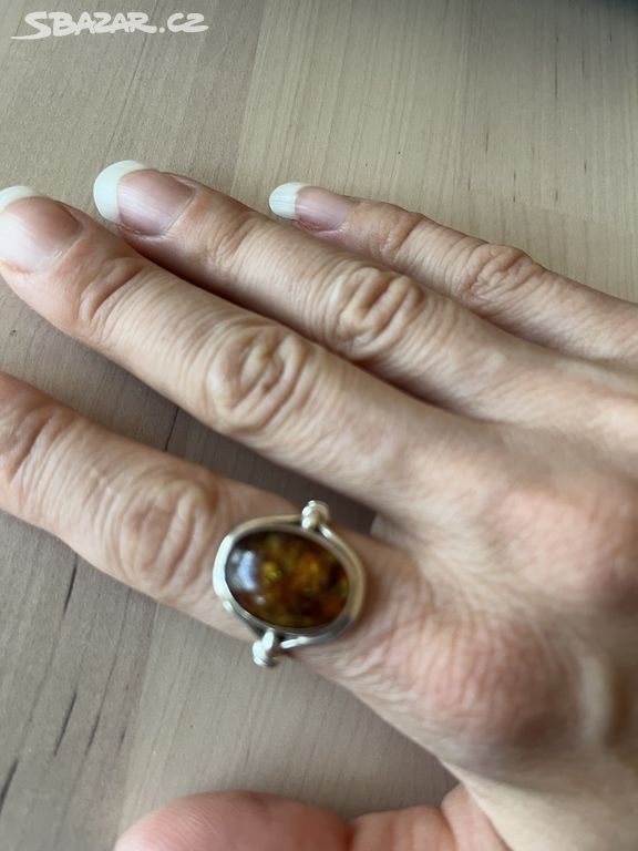 Stříbrný prsten s pravým jantarovým kamenem