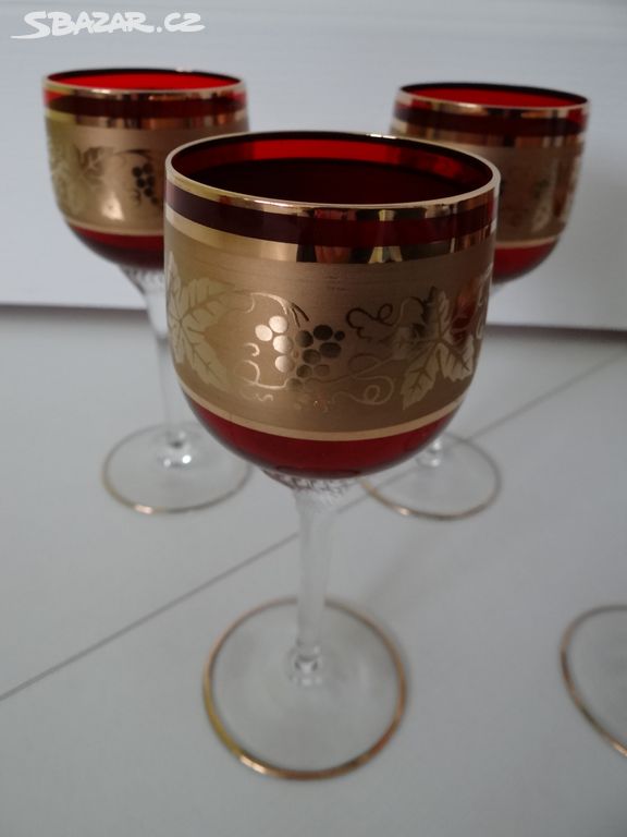 5 červených retro sklenic na víno se zlatým pruhem