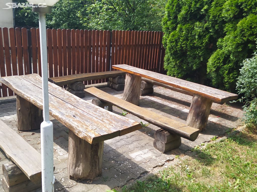 Dřevěné stoly s lavicemi