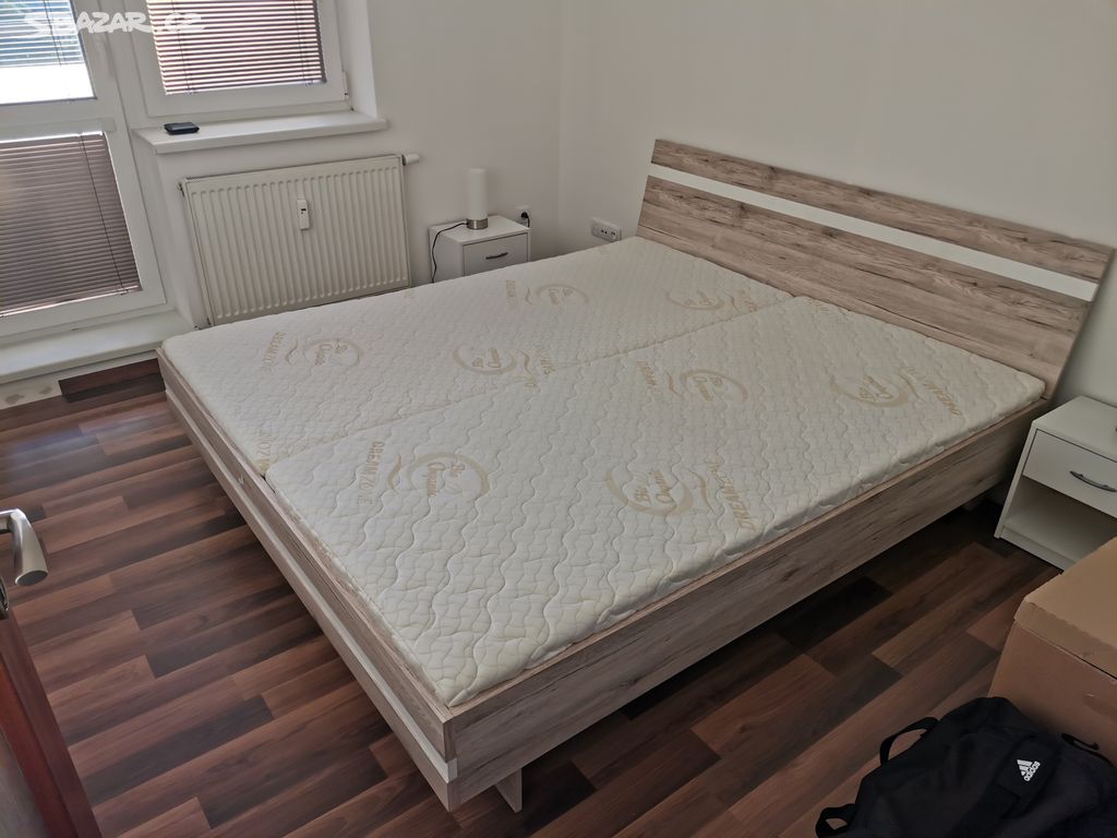 Prodám postel 180x200 včetně roštu a matrací