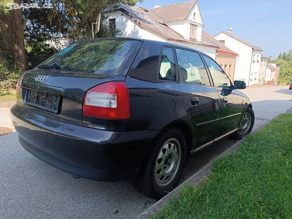 Audi A3 1.6i 2002 Climatronic, černá met.