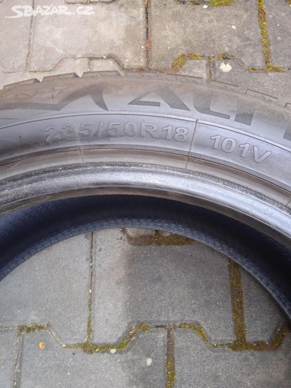 Zimní pneu 235/50R18