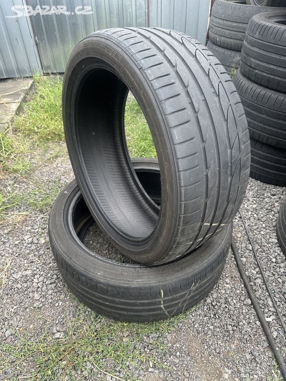 VÝPRODEJ !! 2x letní pneu 235/40 R19