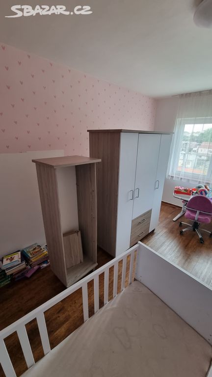 Dětský nábytek včetně postýlky pro miminko