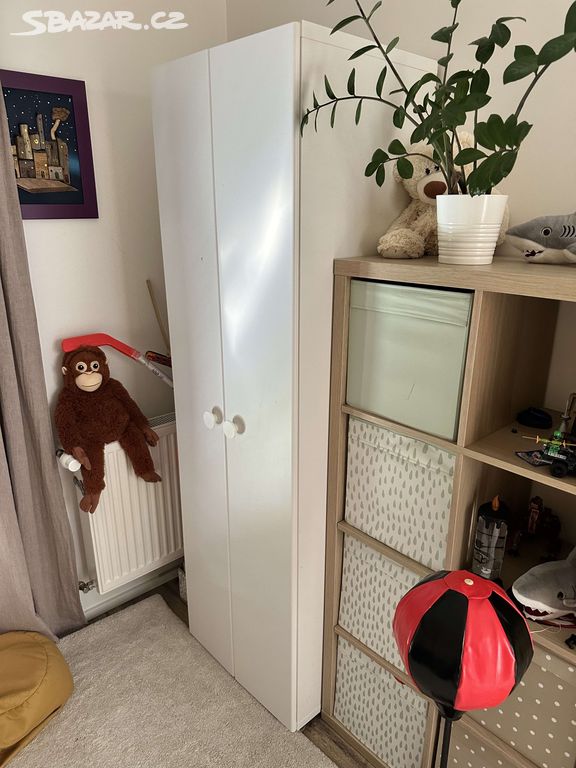 Dětská šatní skříň s tyčemi a drátěnými koši Ikea