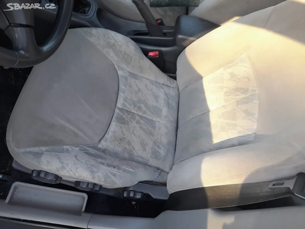 Nissan almera 1,5 66kw benzín - fotka 5