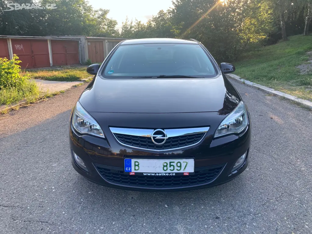 Opel Astra, Turbo, integrovaný nosič kol - fotka 2