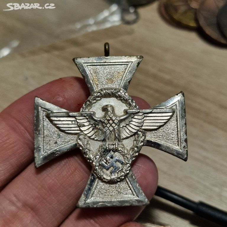 Kopaný stříbrný kříž za službu u říšské policie