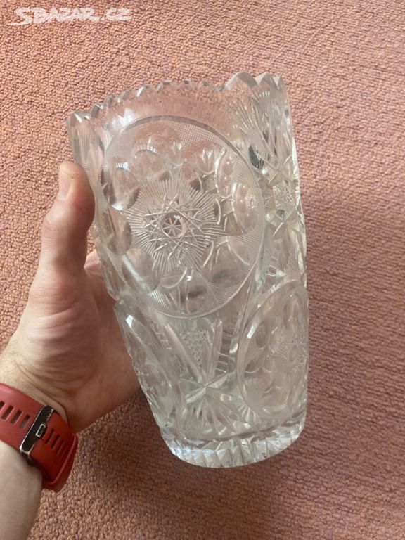 Velká skleněná broušená váza