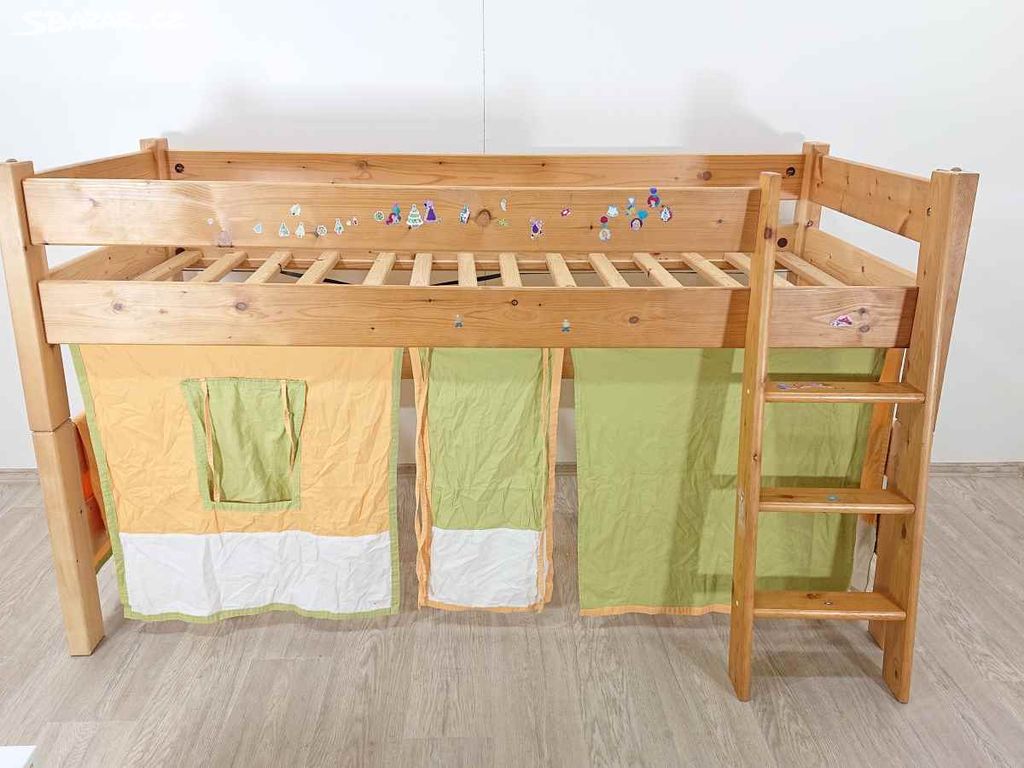 Dřevěná vyvýšená dětská postel s domečkem Gazel