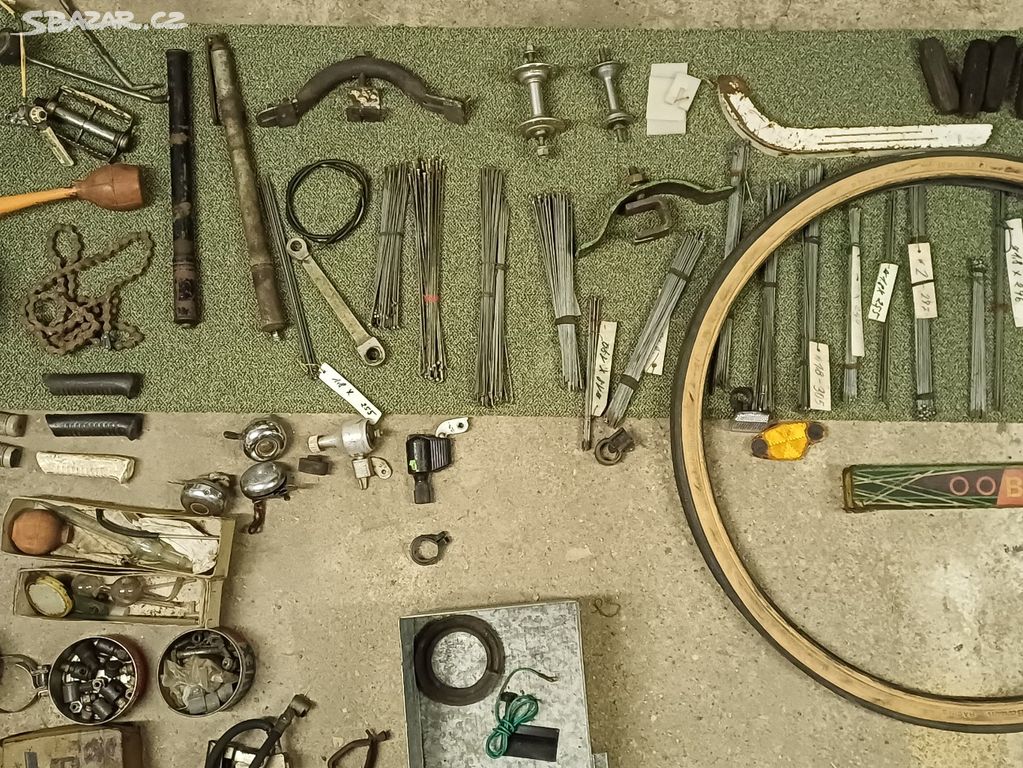 Různé součástky na stará kola, dráty atp.