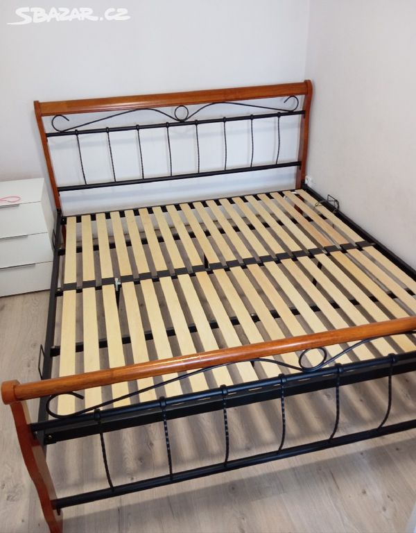 Kovová postel s roštem 180 x 200
