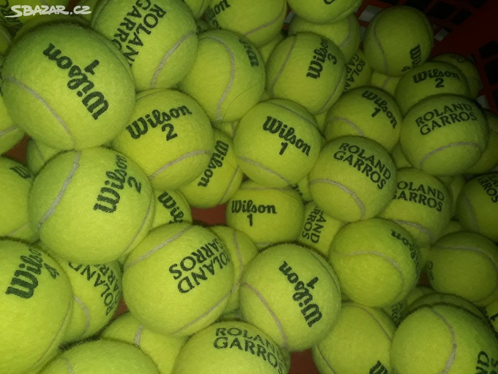 Tenisové míče Wilson Roland Garros ke hře.