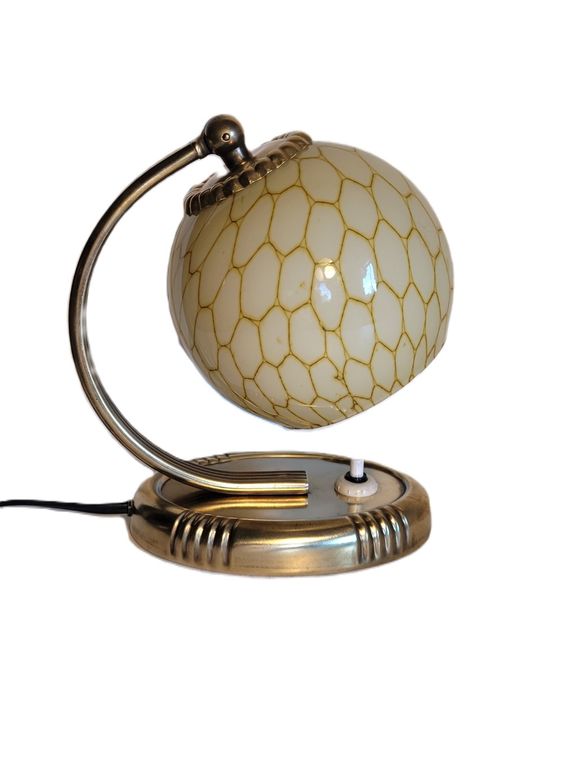 stará mosazná lampička, stolní pěkná lampa