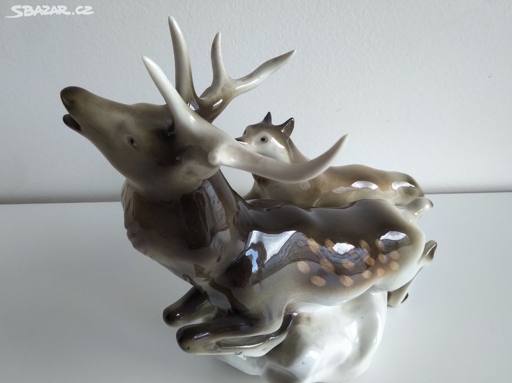Sousoší jelen a vlk porcelánové Royal Dux Bohemia