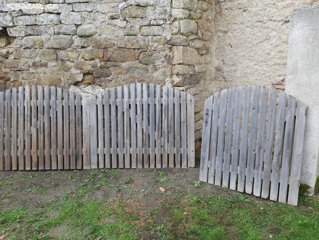 Dřevěná dvoukřídlá brána + branka