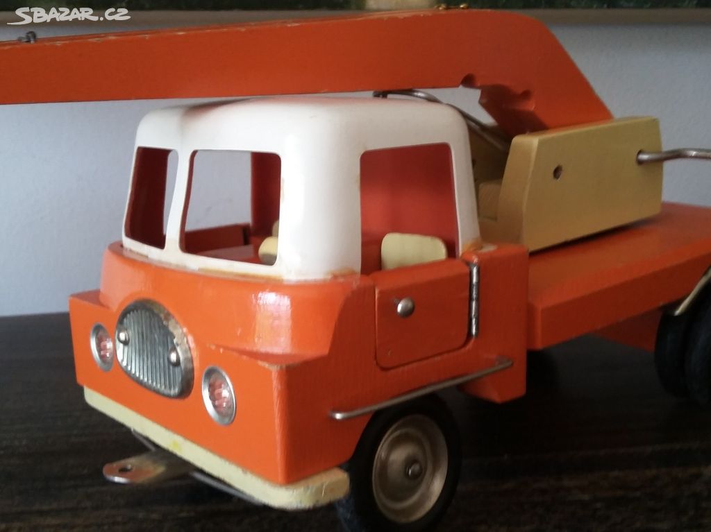 Stará hračka dřevěný autojeřáb Robur z roku 1965