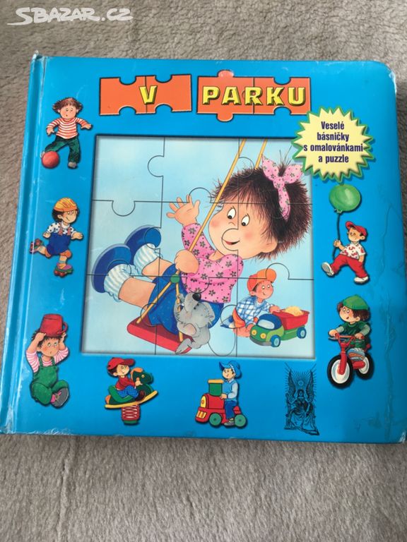 Dětská kniha s puzzle V parku