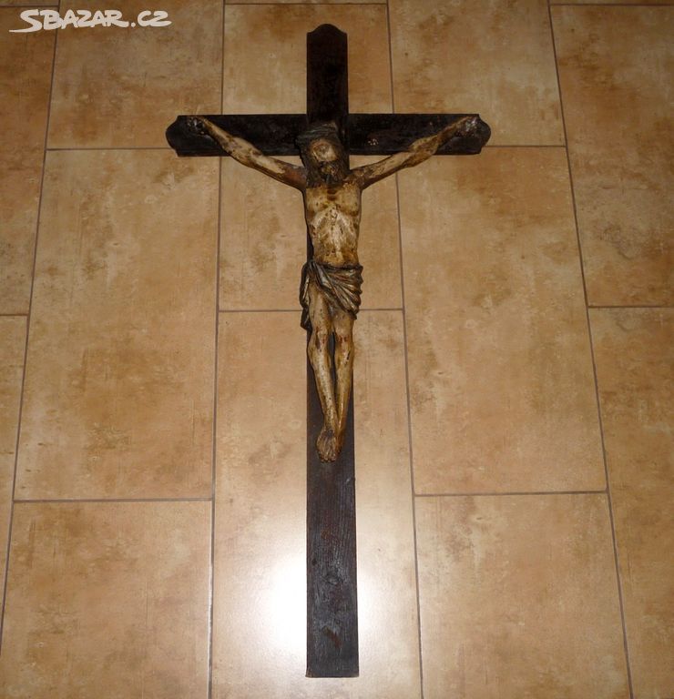 starý velký kříž s Kristem
