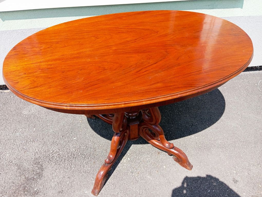Prodám oválný starožitný stůl,možný dovoz