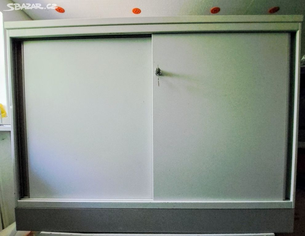 Skříňka posuvné dveře plechová na šanony