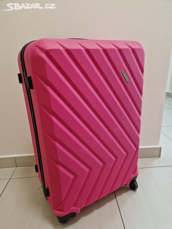 Cestovní kufr růžové barvy