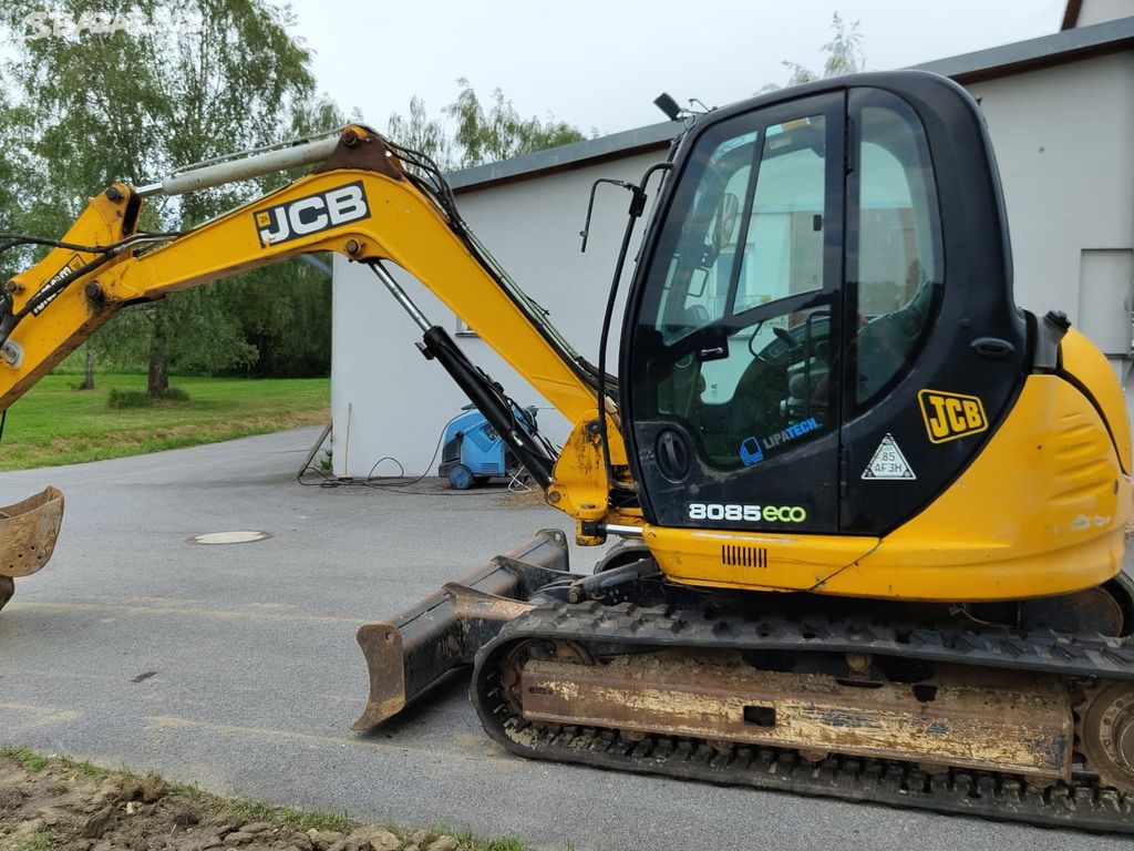 pásový bagr JCB 8085