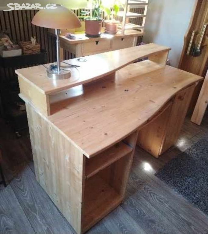 Dřevěný psací stůl s policí délka 130 cm