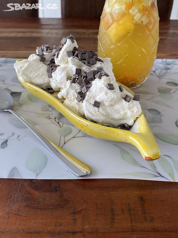 miska na banana split na zmrzlinu ve tvaru banánu