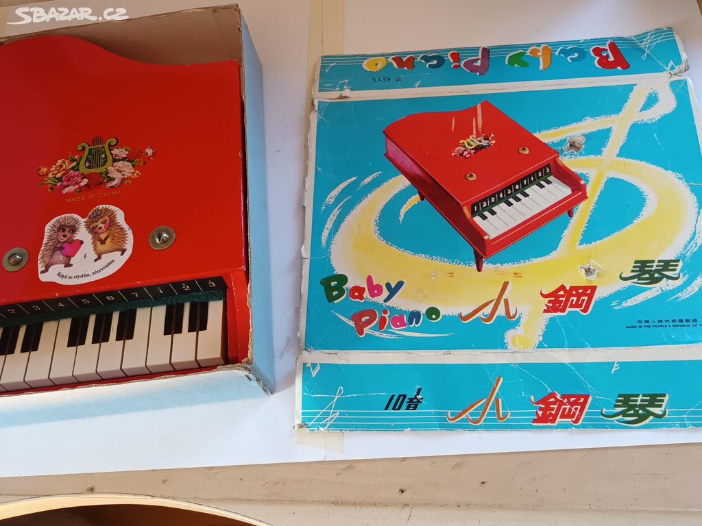 Retro dětské piano s krabicí