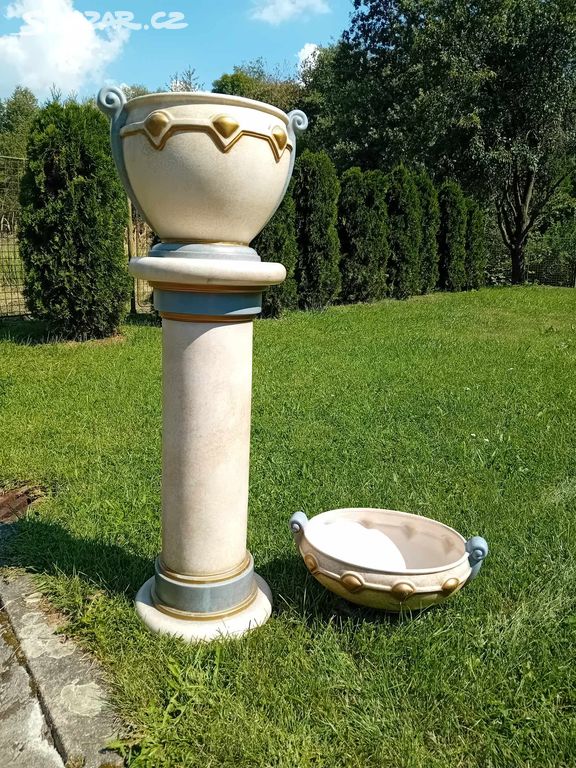 Porcelánový stojan a dva květináče