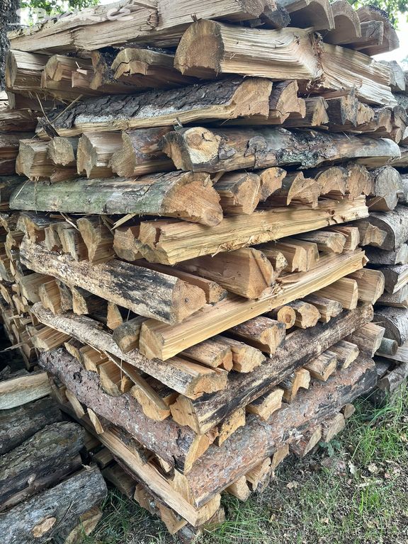 Suché, lehké, štípané palivové dřevo - borovice
