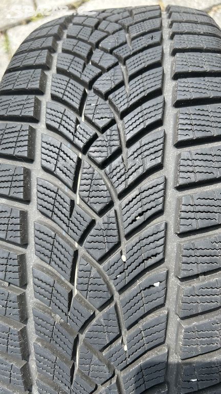 Zimní pneu GoodYear 235/50R19 103V