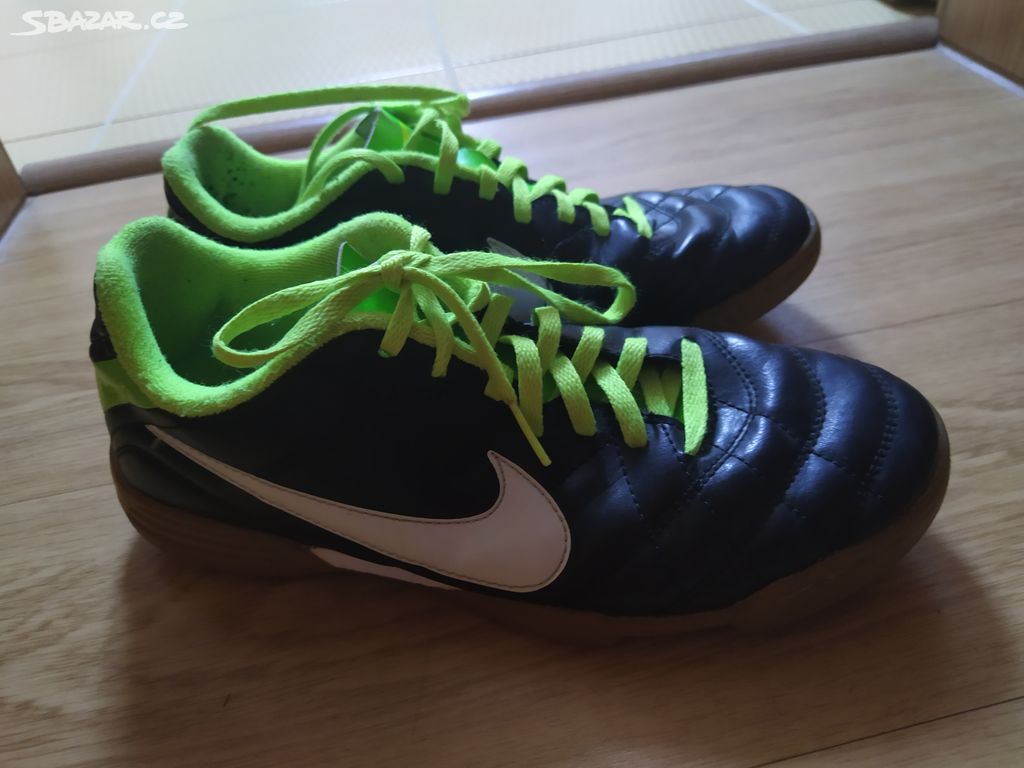 Chlapecké sportovní boty do haly Nike vel. 38,5