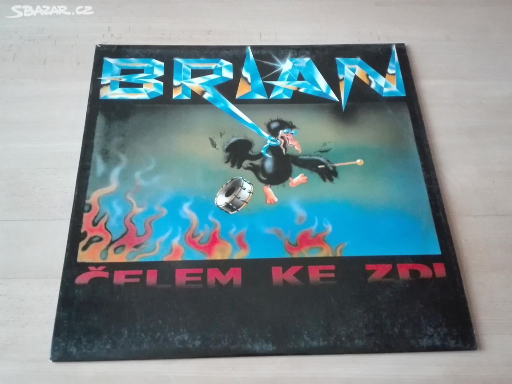 LP Brian: Čelem ke zdi