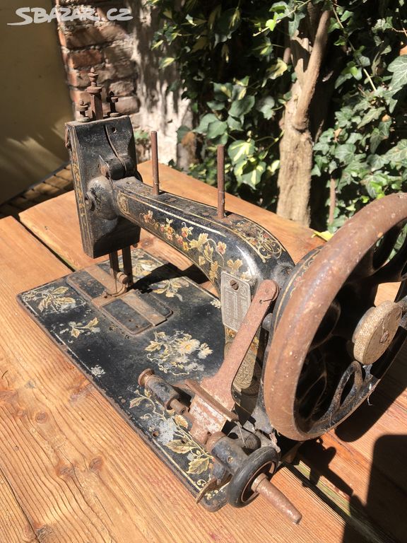 Starožitný šicí stroj