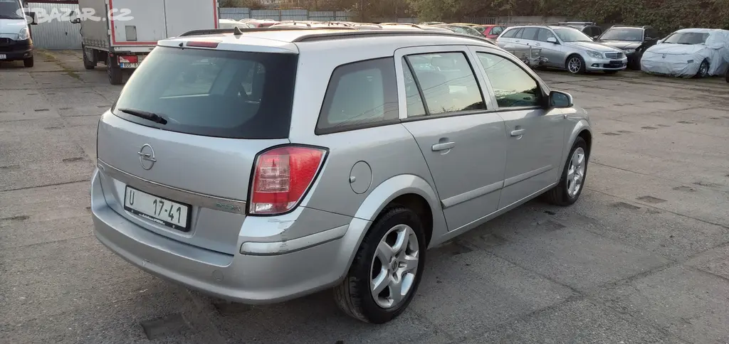 Opel Astra caravan 1,3 CDTI ECOFLEX, 66KW 2008 - fotka 4