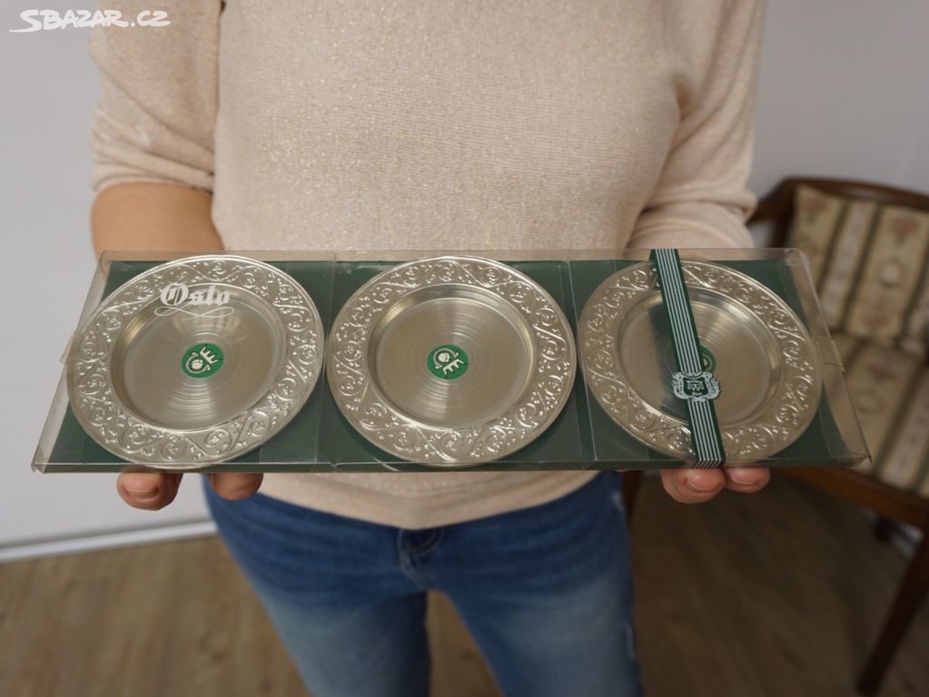 Tři cínové zdobené značené talířky