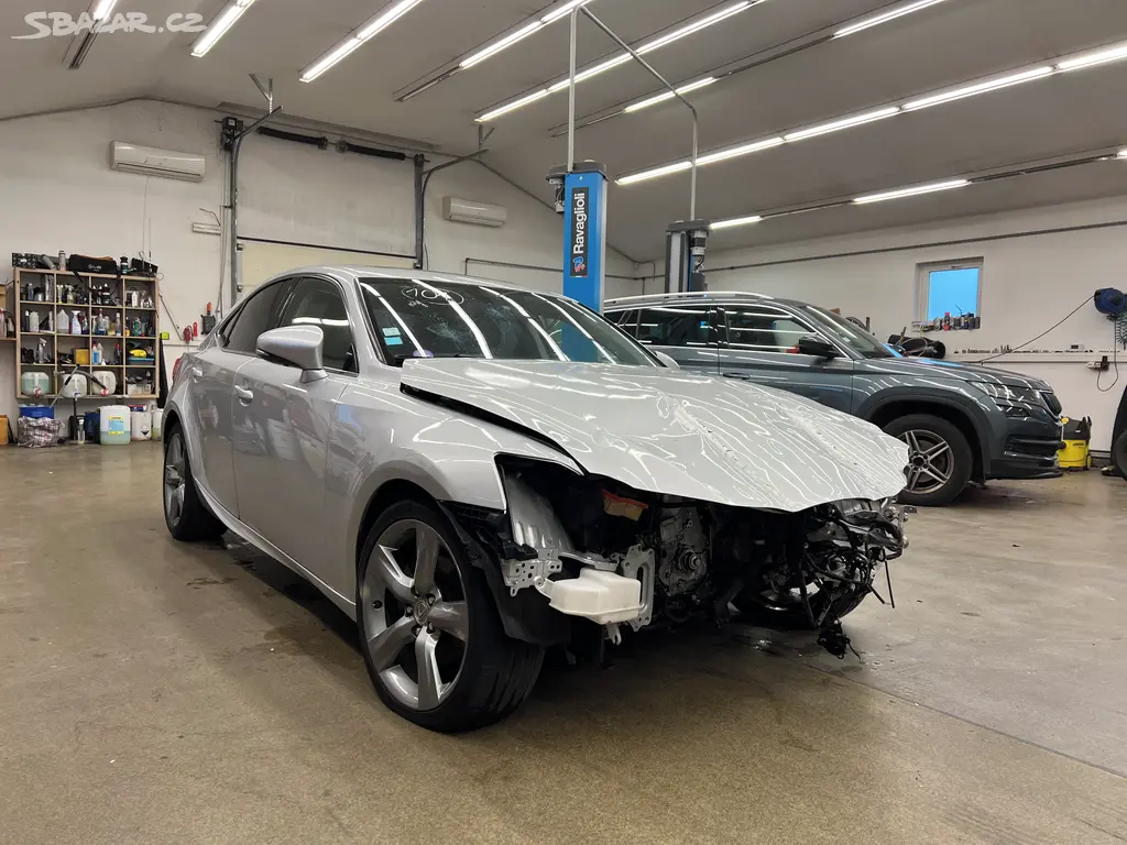 Lexus IS 300h 2.5l 133 kW