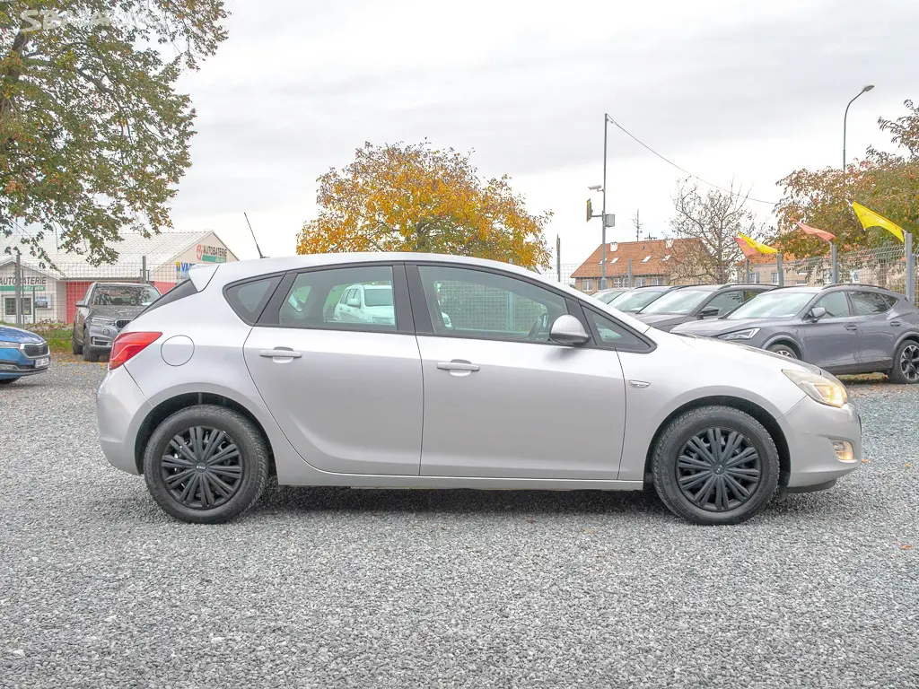 Opel Astra ČR 1.6i 16V 1 majitelka - fotka 2