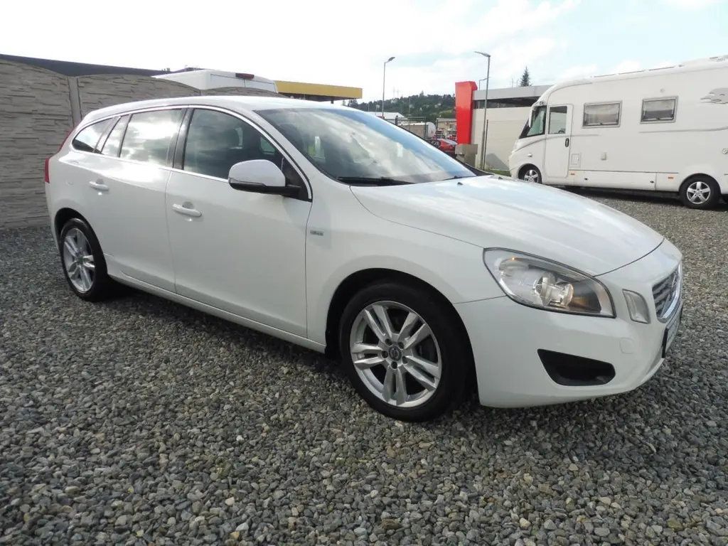 Volvo V60 2.0D3 V5 135PS AUT EXTRA STAV! - fotka 4