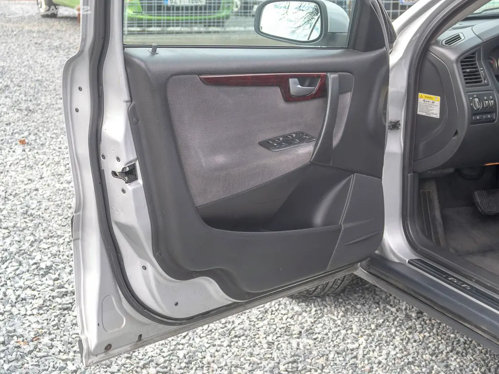 Volvo V70 2.4D 120KW mat 4x4 - fotka 4