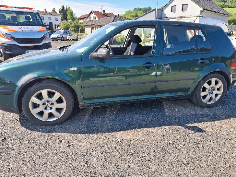 VW Golf IV 1,6i 16V 5-dveř. - fotka 3