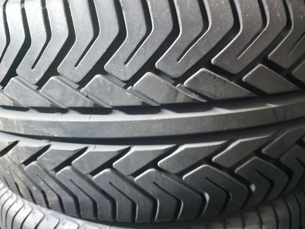 275/50 R20 113V Letní pneu  Yokohama